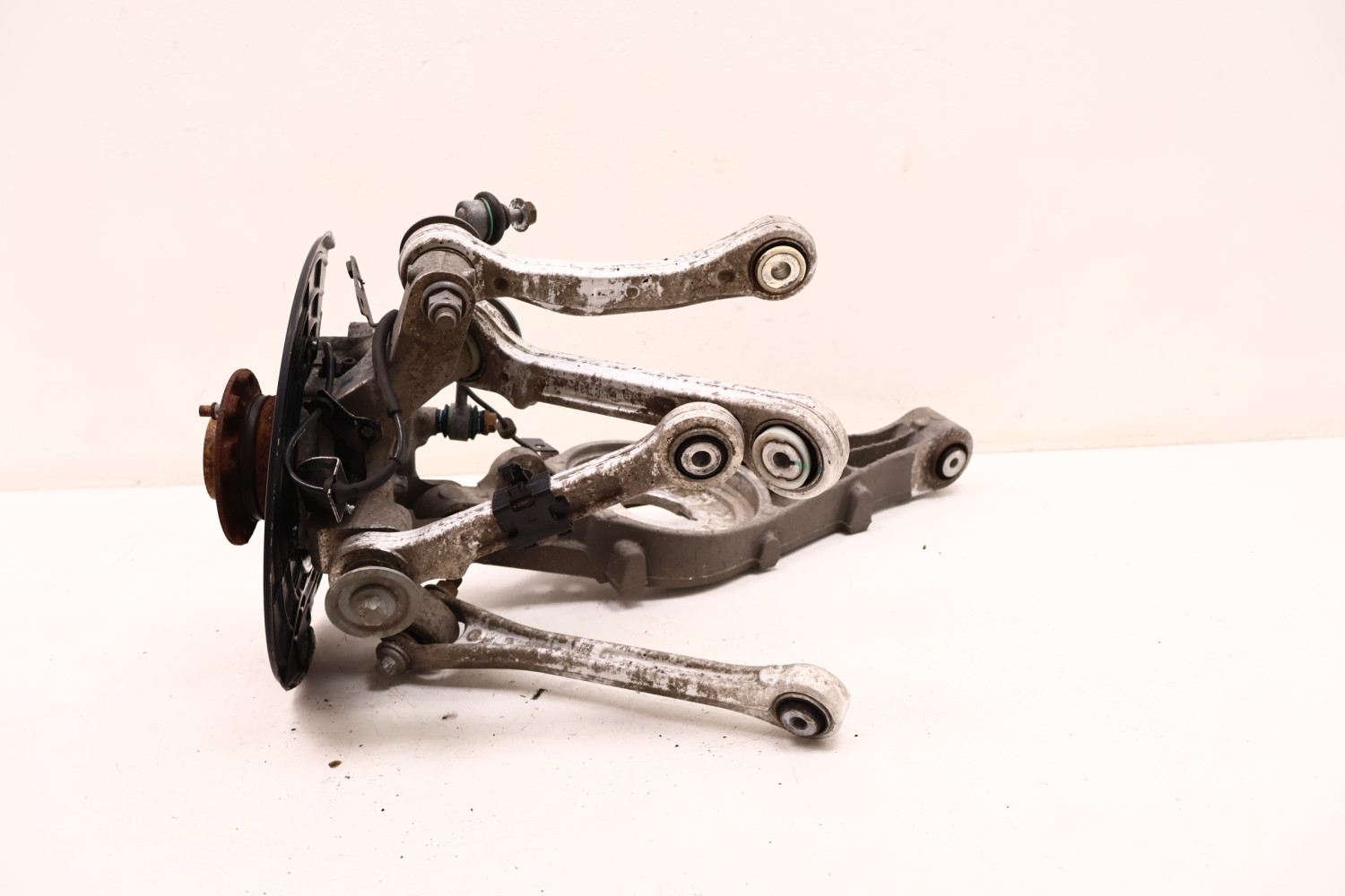 MASERATI LEVANTE 3.0 V6 ZWROTNICA PRAWA TYŁ 67003724