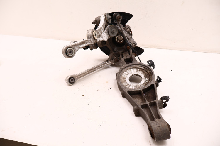 MASERATI LEVANTE 3.0 V6 ZWROTNICA PRAWA TYŁ 67003724