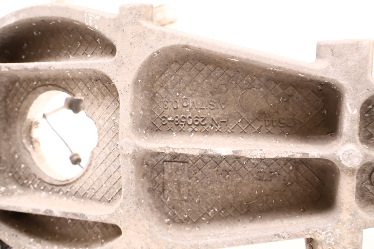 MASERATI LEVANTE 3.0 V6 ZWROTNICA PRAWA TYŁ 67003724