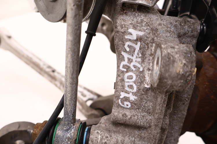 MASERATI LEVANTE 3.0 V6 ZWROTNICA PRAWA TYŁ 67003724