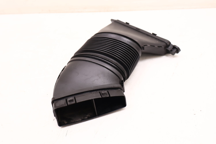 MASERATI LEVANTE 3.0 V6 WLOT DOLOT POWIETRZA PRAWY 670031925