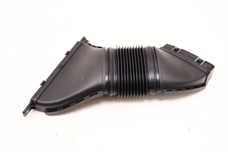 MASERATI LEVANTE 3.0 V6 WLOT DOLOT POWIETRZA PRAWY 670031925