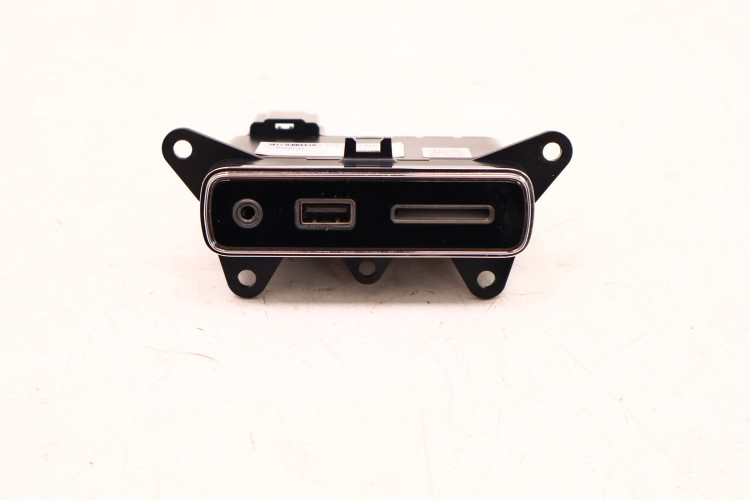 MASERATI LEVANTE GNIAZDO USB 670104961