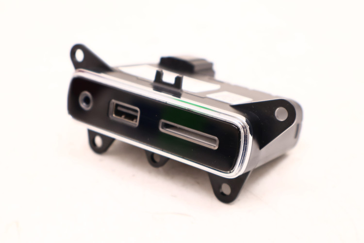 MASERATI LEVANTE GNIAZDO USB 670104961