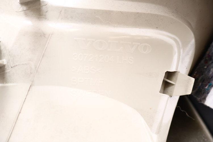 VOLVO XC60 I BOCZEK BAGAŻNIKA LEWY 30721204