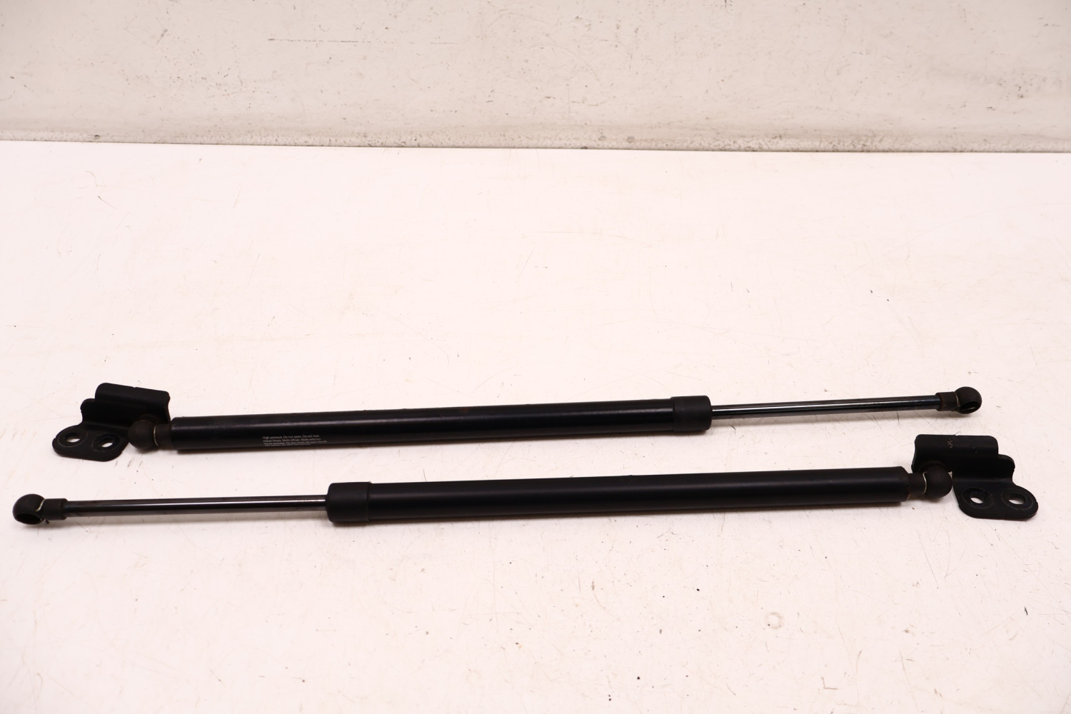 VOLVO XC60 I SIŁOWNIKI KLAPY