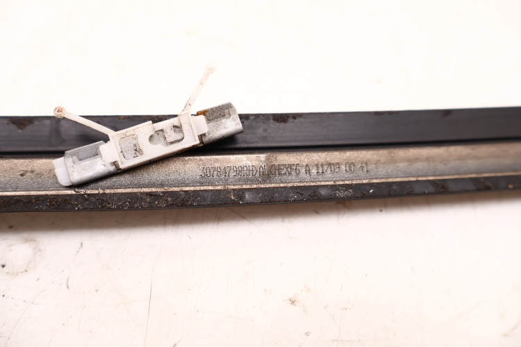 VOLVO XC60 I LISTWA SZYBY CZOŁOWEJ PRAWA 30784798 494-46