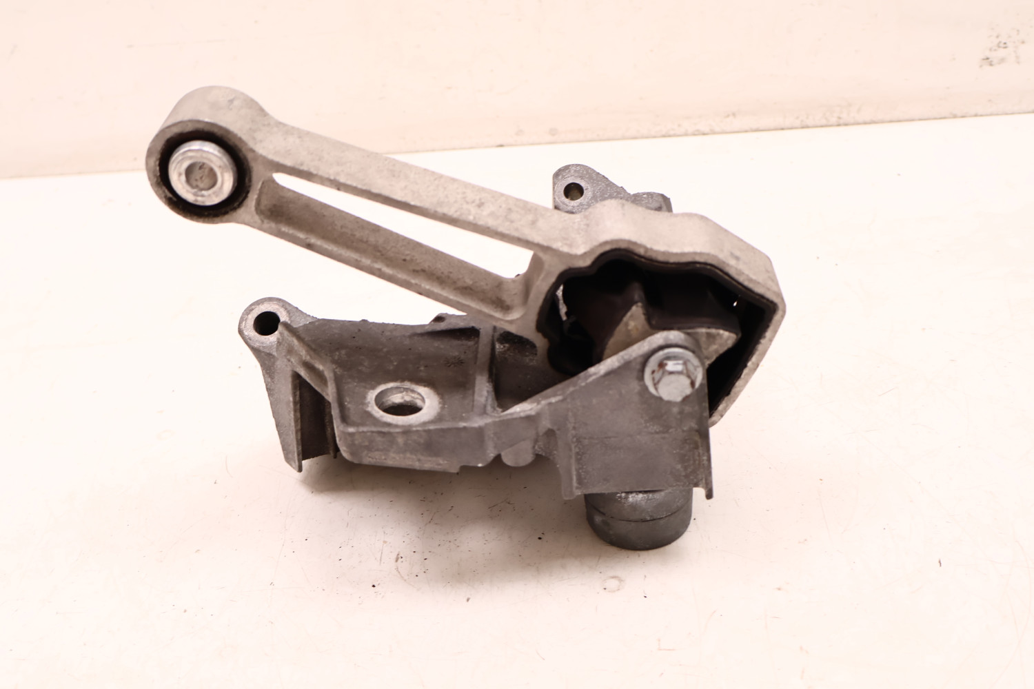 VOLVO XC60 I 2.4D ŁAPA PODUSZKA SILNIKA