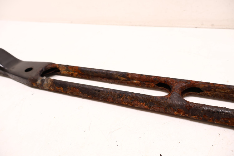 VOLVO XC60 I BELKA DOLNA PASA PRZEDNIEGO