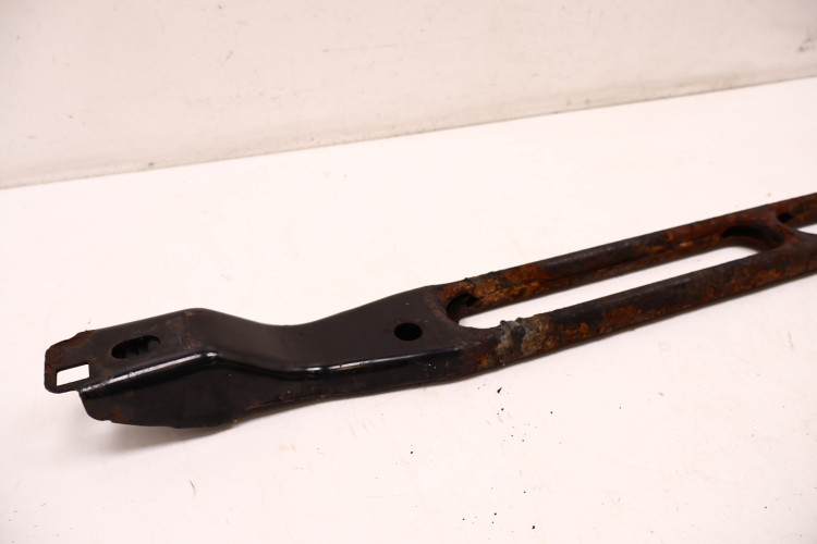 VOLVO XC60 I BELKA DOLNA PASA PRZEDNIEGO