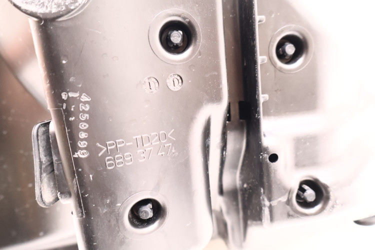 VOLVO XC60 I 2.4 D5 OBUDOWA FILTRA POWIETRZA PRZEPŁYWOMIERZ 6893747, 30677999