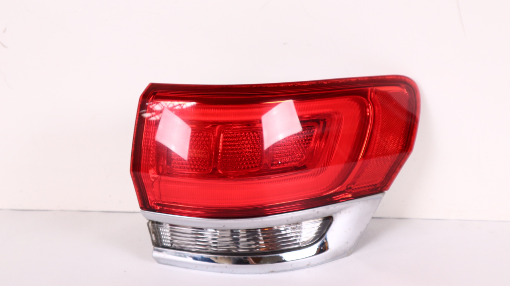 JEEP GRAND CHEROKEE WK2 LAMPA PRAWA TYŁ 68110000AC