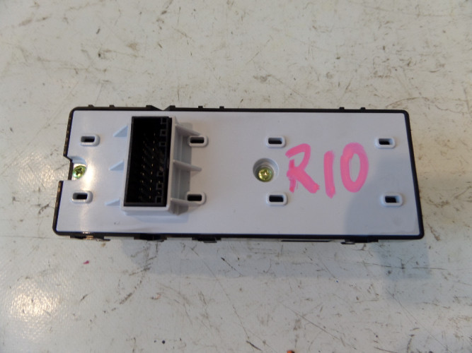 KIO RIO IV 17- PRZEŁĄCZNIK PANEL SZYB 93570-H8500