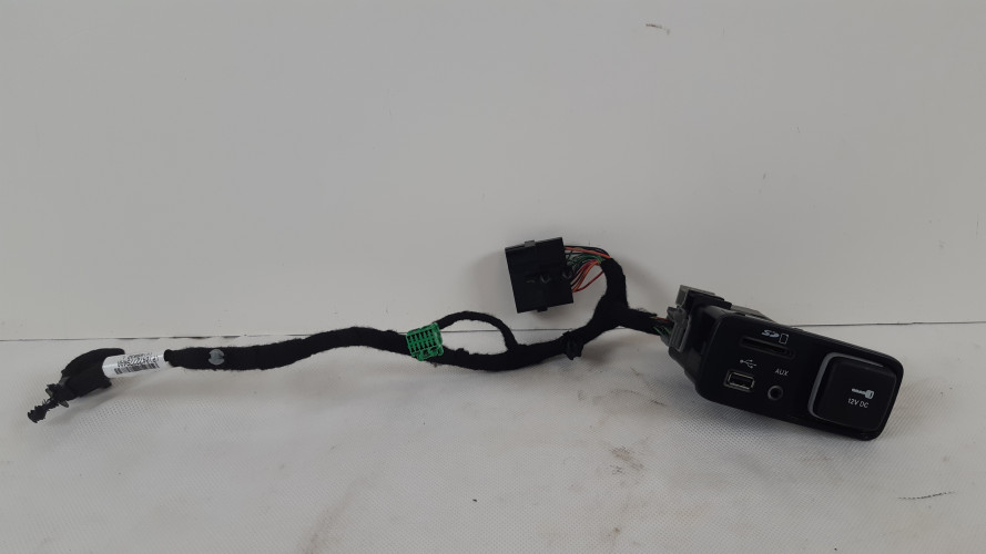 JEEP CHEROKEE KL GNIAZDO USB SD AUX 68146071AC