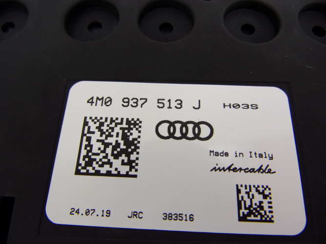 AUDI Q8 3.0 18- SKRZYNKA BEZPIECZNIKÓW 4M0937513