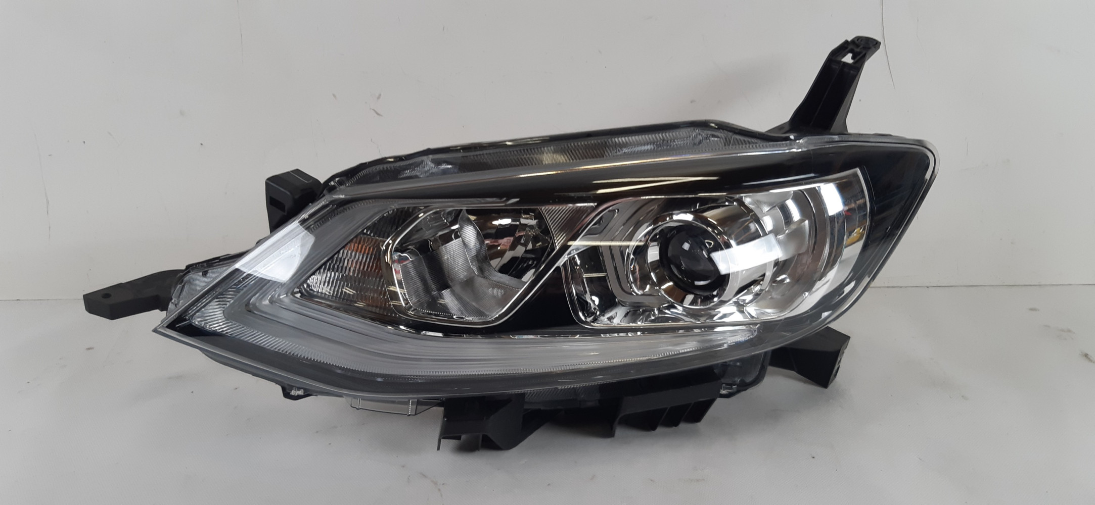 NISSAN PULSAR LAMPA LEWA PRZÓD LED 26060-3ZL5A