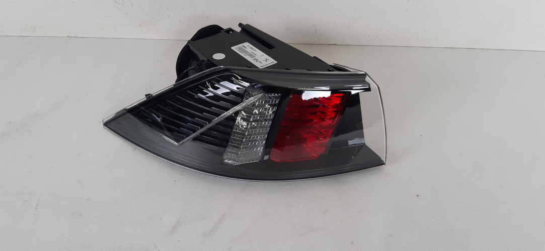 PEUGEOT 508 II LAMPA LEWA TYŁ 9813508580